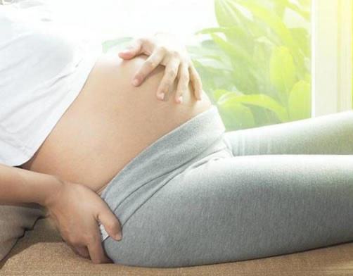 孕期怀男孩平躺是在小腹下还是上