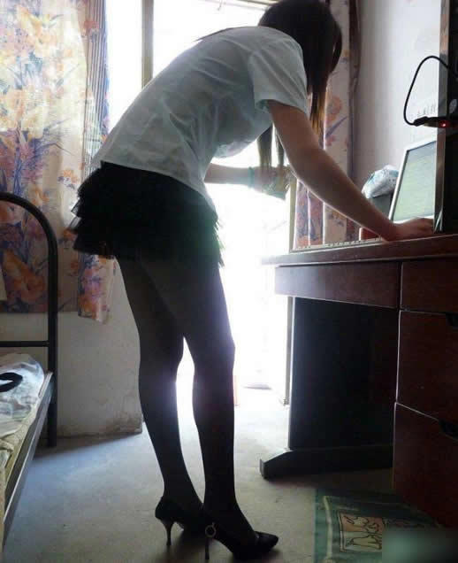 女大学生宿舍自拍美腿：穿丝袜玩自拍（图）