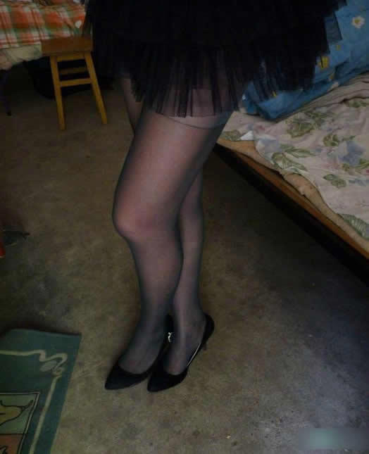 女大学生宿舍自拍美腿：穿丝袜玩自拍（图）