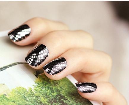 法式美甲图片大全：超美法式美甲打造指尖上的艺术美