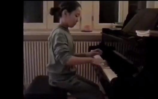 郎朗妻子吉娜·爱丽丝简介：吉娜·爱丽丝人美且会穿搭