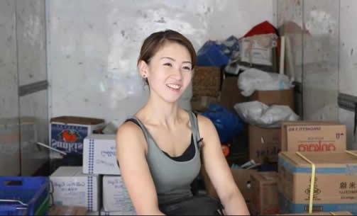 香港最性感女搬运工：美貌出众,艰辛之美令人动容